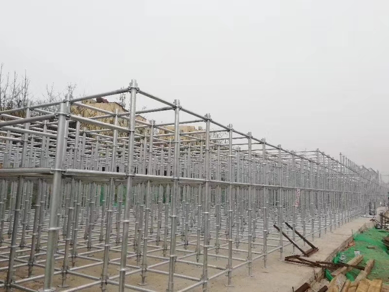 搭建腳手架橫向掃地桿與縱向掃地桿時，怎么設置好？ (圖1)